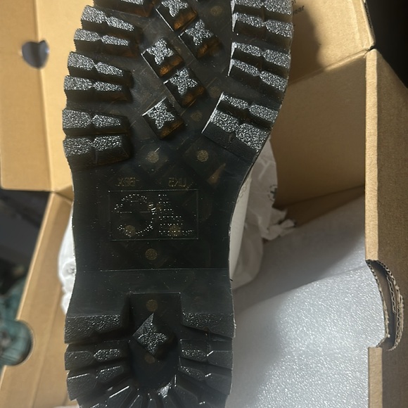 Size 7, Doc Martens white never been worn - Picture 3 of 7